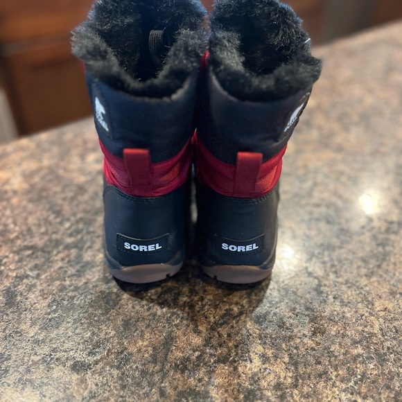 Women’s red Sorel winter boots - Picture 3 of 4
